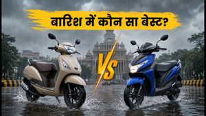 बेंगलुरु की बारिश में TVS Jupiter या Honda Dio: जलभराव वाली सड़कों पर कौन सा स्कूटर है ज्यादा सुरक्षित?