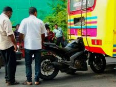 Bajaj Dominar 400 Rear Ends A Bus At High Speed