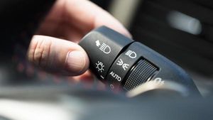Clicking Sound Of A Car’s Indicator Or Turn Signal — Reason Explained
