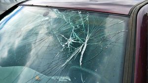 10 Reasons For A Car’s Windshield To Crack — How To Avoid It?