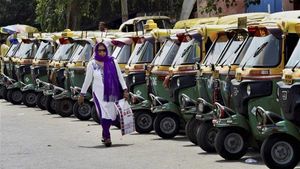 Delhi Government Financially Helps 14% Of City’s Auto-Rickshaw Drivers With Rs 5,000 Each