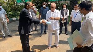 TVS Motor Company Hands Over 3000 PPEs & 10,000 N95 Masks To Karnataka Chief Minister