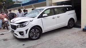 Owner Crashes New Kia Carnival Into Wall During Delivery