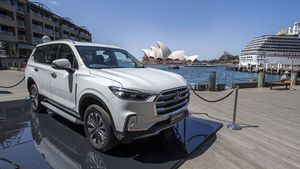 MG Gloster Spied Testing Revealing New Features Ahead Of Launch: Pics & Details