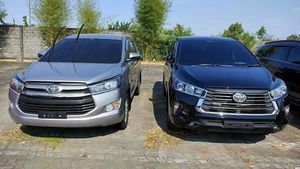 Toyota Innova Crysta Facelift Spotted Next To Current Model: Exterior & Interior Details
