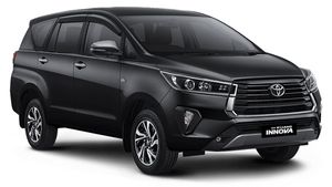 2021 Toyota Innova Facelift Spotted At Dealer Stockyard In India Ahead Of Launch