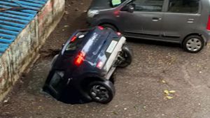Car Falls Into Sinkhole At Mumbai Parking Lot — Hyundai Venue Sinks Within A Few Seconds