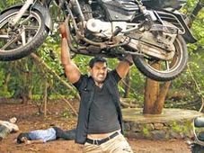 ಪಲ್ಸರ್ ಬೈಕನ್ನು ಲಿಫ್ಟ್ ಮಾಡಿದ ಜಾನ್ ಆಬ್ರಹಾಂ