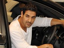 ಜಾನ್ ಅಬ್ರಹಾಂ ಖರೀದಿಸಿದ ಆಡಿ ಕ್ಯೂ7 ನೋಡಿ