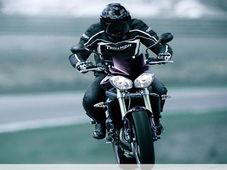 ಟ್ರಯಂಪ್ ಸ್ಟ್ರೀಟ್ ಟ್ರಿಪಲ್: ತ್ರಿಬಲ್ ಶಕ್ತಿಯ ಬೈಕ್