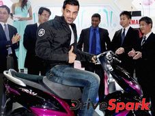 ಯಮಹಾ ಸ್ಕೂಟರ್ ಮೇಲೆ ಜಾನ್ ಅಬ್ರಹಾಂ ಸವಾರಿ