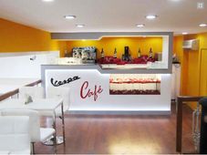 ವೆಸ್ಪಾ ಸ್ಕೂಟಿಯಂಗಡಿಗೆ ಹೋಗಿ ಸ್ಪೆಷಲ್ ಕಾಫಿ ಕುಡಿಯೋಣ್ವ?