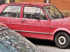 ಕೆಂಪು ಕಾರಿನ್ಮೆಲೆ ಹಕ್ಕಿ ಹಿಕ್ಕೆ ಬೀಳೋದು ಜಾಸ್ತಿಯಂತೆ!