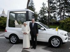 ಪೋಪ್‌‌ಗೆ ಮೊಬೈಲ್ ಕಾರು ಹಸ್ತಾಂತರಿಸಿದ ಮರ್ಸಿಡಿಸ್