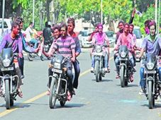 ಹೋಳಿ - ಟ್ರಾಫಿಕ್ ಉಲ್ಲಂಘಿಸಿದರೆ ಶಿಕ್ಷೆ ಗ್ಯಾರಂಟಿ