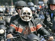 ಹೀಗೂ ಉಂಟೆ; ಇದೇ ಹೆಲ್ಮೆಟ್ ವರ್ಣಮಯ ಲೋಕ