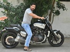 ಸಂಜಯ್‌ಗೆ ರೋಮ್ಯಾಂಟಿಕ್ ಹೀರೊ ಜಾನ್ ಬೈಕ್ ಗಿಫ್ಟ್