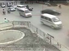 ವಿಚಿತ್ರ ಅಪಘಾತ; ಇಂಥವರನ್ನು ಏನ್ ಮಾಡ್ಬೇಕು ನೀವೇ ಹೇಳಿ?