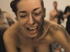 ಫಿಯೆಟ್ ಅರೆಬೆತ್ತಲೆ ಯುವತಿಯರ ಕಲಾ ಸೃಷ್ಟಿ