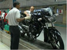 ಶೇರು ಇಲ್ಲ, ವೇತನವಿಲ್ಲ; ನಿಲ್ಲದ ಬಜಾಜ್ ಕಾರ್ಮಿಕರ ಮುಷ್ಕರ