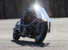 ಮೈ ಚಾಚಿಕೊಂಡಿರುವ ಸಿಂಗಲ್ ಸೀಟ್ ಬೈಕ್ ಮೋಡಿ 