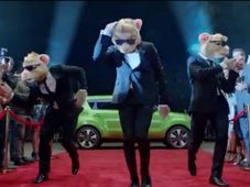 ಸೂಪರ್ ಸ್ಟಾರ್ ರಜನಿ ಸ್ಟೈಲಲ್ಲಿ ಕಿಯಾ ಕಾರಿನ ಎಂಟ್ರಿ 