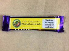 ಬೆಂಗ್ಳೂರು ಚಾಲಕರಿಗೆ ಚಾಕೋಲೇಟ್, ಗುಲಾಬಿ ಗಿಫ್ಟ್