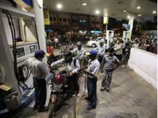 ಕೇರಳದಲ್ಲಿ 'ನೊ ಹೆಲ್ಮೆಟ್ ನೊ ಪೆಟ್ರೋಲ್'