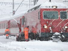 ಕಾಶ್ಮೀರದಲ್ಲಿ ಭಾರಿ ಹಿಮಪಾತ; ವಾಹನಗಳು ಉಲ್ಟಾಪಲ್ಟಿ
