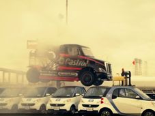 ಮಿನಿ ಟ್ರಕ್‌ನಲ್ಲಿ ಜಿಮ್ಖಾನಾ ಶೈಲಿಯ ಸಾಹಸ ಪ್ರದರ್ಶನ