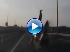 ಸ್ಪೈಡರ್ ಮ್ಯಾನ್ ತರಹನೇ ಅಪಘಾತದಿಂದ ಪಾರಾದ ಬೈಕ್ ಸವಾರ