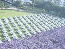 ವಜ್ರದ ವ್ಯಾಪಾರಿಯಿಂದ ನೌಕರರಿಗೆ 500 ಕಾರು ಉಡುಗೊರೆ