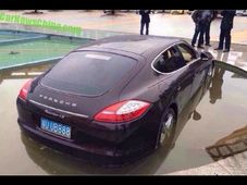 ಕೊಳಕ್ಕೆ ಧುಮುಕಿದ ಪೋರ್ಷೆ ಐಷಾರಾಮಿ ಕಾರು