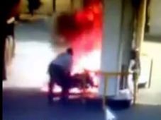 ಪೆಟ್ರೋಲ್ ಬಂಕ್‌ನಲ್ಲಿ ಸ್ಫೋಟಿಸಿದ ಕೆಟಿಎಂ ಬೈಕ್; ವೀಡಿಯೋ ವೀಕ್ಷಿಸಿ