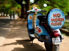 ವಿಶಿಷ್ಟ ಮೈ ಬಣ್ಣದೊಂದಿಗೆ ನಿಮ್ಮ ನೆಚ್ಚಿನ ಬಜಾಜ್ ಚೇತಕ್