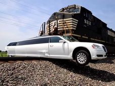 ರೈಲು ಹಳಿಯಲ್ಲಿ ಸಿಲುಕಿದ ಲಿಮೊ ಕಾರಿಗೆ ಗೂಡ್ಸ್ ಗಾಡಿ ಢಿಕ್ಕಿ