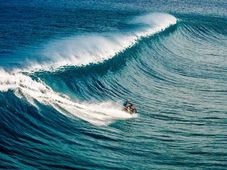 ಸಾಗರದ ದೈತ್ಯ ಅಲೆಗಳ ನಡುವೆ ಬೈಕಲ್ಲಿ ಜಲಕ್ರೀಡೆ