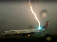 ಟೇಫ್ ಆಗಲು ಸಜ್ಜಾಗಿ ನಿಂತಿದ್ದ ವಿಮಾನಕ್ಕೆ ಮಿಂಚು ಸಿಡಿಲು ಬಡಿತ!