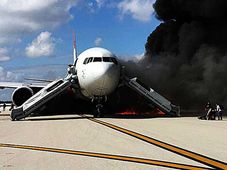 ರನ್ವೇಯಲ್ಲೇ ಬೋಯಿಂಗ್ ವಿಮಾನಕ್ಕೆ ಹೊತ್ತಿಕೊಂಡ ಬೆಂಕಿ