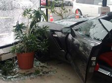 ಸೇಲ್ಸ್ ಮ್ಯಾನ್ ಎಡವಟ್ಟು; ಶೋ ರೂಂ ಒಳನುಗ್ಗಿದ ಕಾರು