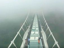 ತಾಕತ್ತಿದ್ದರೆ ಚೀನಾದ ಗಾಜಿನ ಸೇತುವೆ ಒಡೆಯಿರಿ ನೋಡೋಣ?