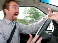ಕಾರಿಗೆ ದೋಷವನ್ನುಂಟು ಮಾಡುವ 10 ಕೆಟ್ಟ ಡ್ರೈವಿಂಗ್ ಚಟಗಳು