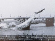 ಸೇತುವೆ ಅಡಿಯಿಂದ ಅತ್ಯಾದ್ಭುತವಾಗಿ ಯುದ್ಧ ವಿಮಾನ ಹಾರಿಸಿದ ಪೈಲಟ್