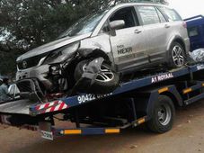 ಇನ್ನೋವಾಗಿಂತ ಭಾರ ಇರುವ ಟಾಟಾ ಕಾರು 100 ಕಿ.ಮೀ ವೇಗದಲ್ಲಿ ಹೋಗುವಾಗ ಆಕ್ಸಿಡೆಂಟ್ !! ಮುಂದೇನಾಯ್ತು..?