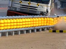 ತಿರುವುಗಳಲ್ಲಿ ಅಪಘಾತ ತಡೆಯಲು ಹೊಸ ಪ್ಲ್ಯಾನ್- ಏನಿದು ರೋಲಿಂಗ್ ಗಾರ್ಡ್ರೈಲ್?