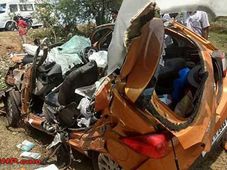 ಕಾರು ಮತ್ತು ಲಾರಿ ನಡುವೆ ಡಿಕ್ಕಿ- ಭೀಕರ ಅಪಘಾತದಲ್ಲಿ ಟಾಟಾ ಟಿಯಾಗೋ ಪೀಸ್ ಪೀಸ್..!!