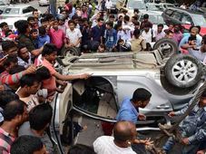 ಹೈದ್ರಾಬಾದ್‌ನಲ್ಲಿ ಭೀಕರ ಅಪಘಾತ- ಬೆಚ್ಚಿಬಿಳಿಸಿದ ಸಿಸಿಟಿವಿ ದೃಶ್ಯಾವಳಿಗಳು..!