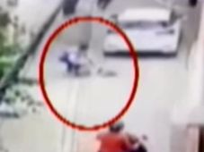 ಇಯರ್‌ ಫೋನ್ಸ್‌ ತಂದ ಅವಾಂತರ- ಮಗುವಿನ ಮೇಲೆ ಕಾರು ಹರಿಸಿದ ಮಹಿಳೆ..!!