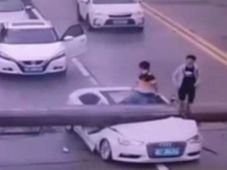 ಕ್ರೇನ್ ಬಿದ್ದು ಆಡಿ ಕಾರು ಅಪ್ಪಚ್ಚಿ- ಇನ್ನು ಕಾರು ಚಾಲಕನ ಸ್ಥಿತಿ..?