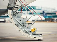 ವಿಮಾನಗಳಿಗೆ ಎಡಭಾಗದಲ್ಲಿ ಬಾಗಿಲುಗಳನ್ನು ಏಕೆ ನೀಡಲಾಗಿದೆ ಗೊತ್ತೆ ?